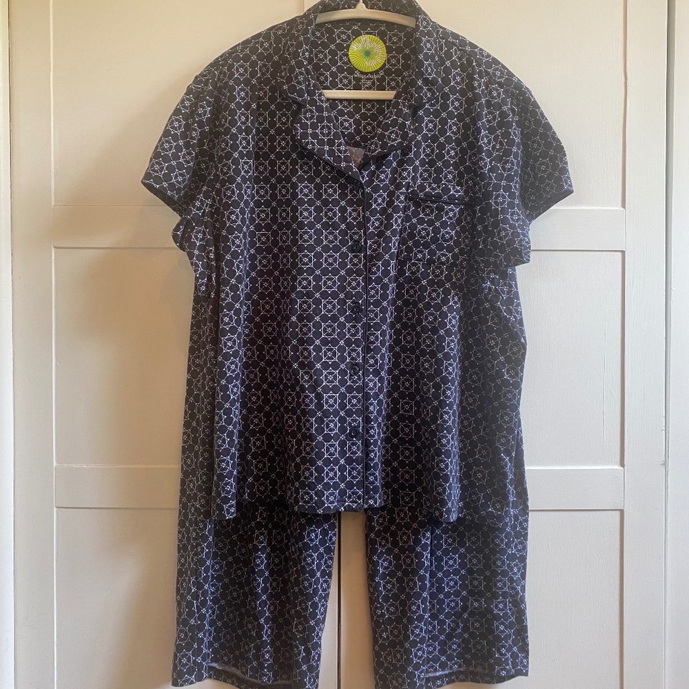 White Orchid Short Sleeve Geometric Capri Pajama Set